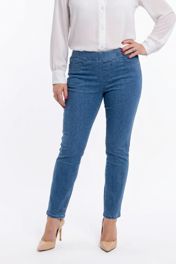 keskisiniset kapeat farkut naisen päällä.