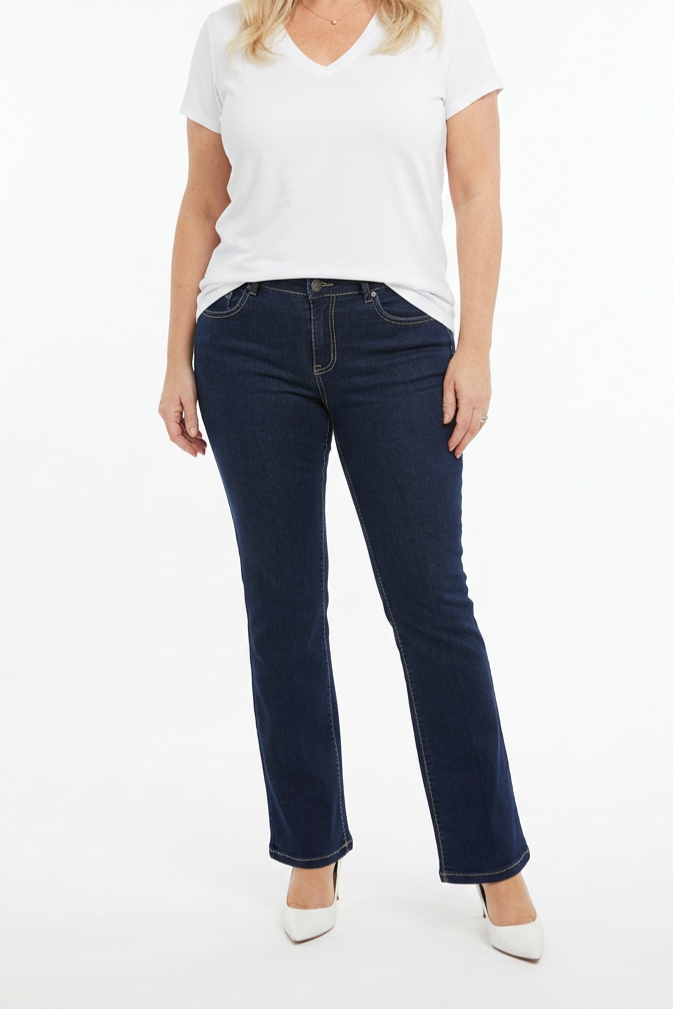 tummat bootcut farkut naisen päällä.