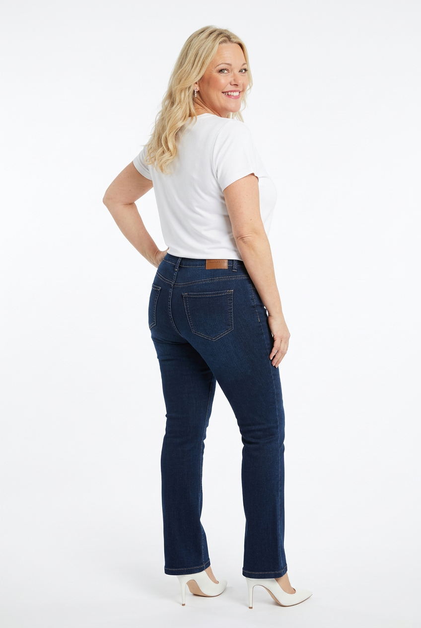 tummat bootcut farkut naisen päällä.