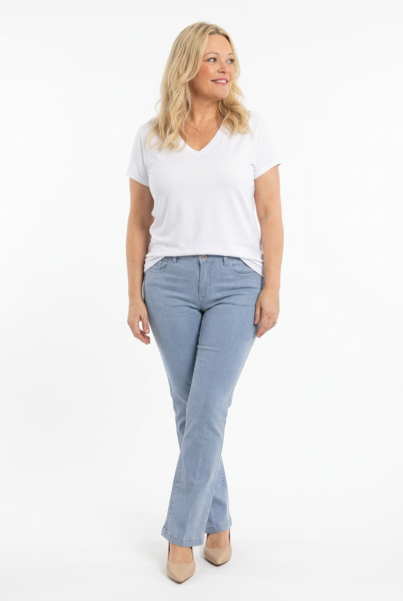 vaaleat bootcut farkut naisen päällä.