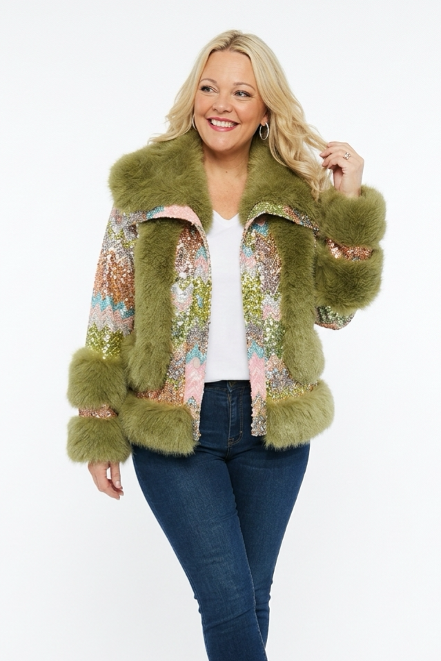 lyhyt takki, jossa kiiltäviä monivärisiä paljetteja ja vihreää keinokarvaa farkkujen kanssa naisen päällä.