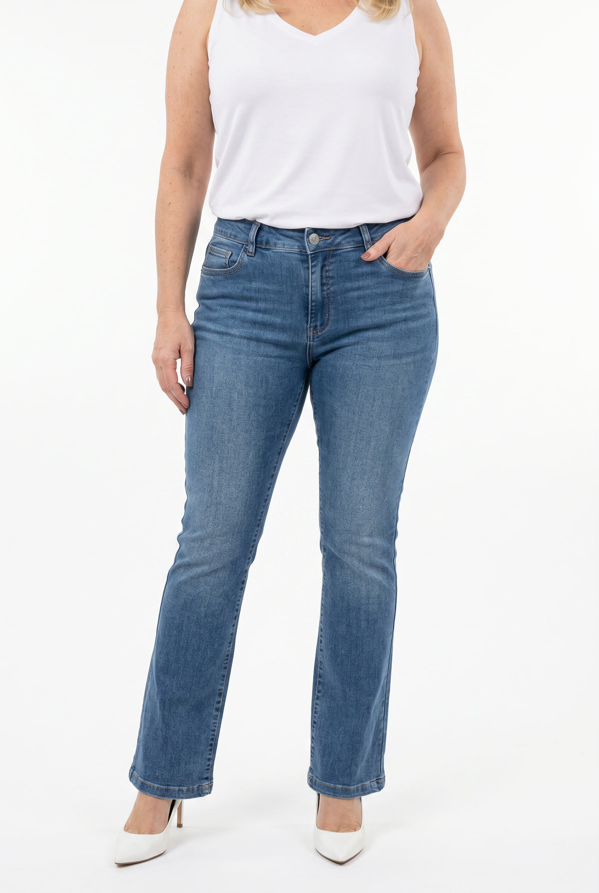 kulutuspestyt keskisiniset boot cut farkut naisen päällä.