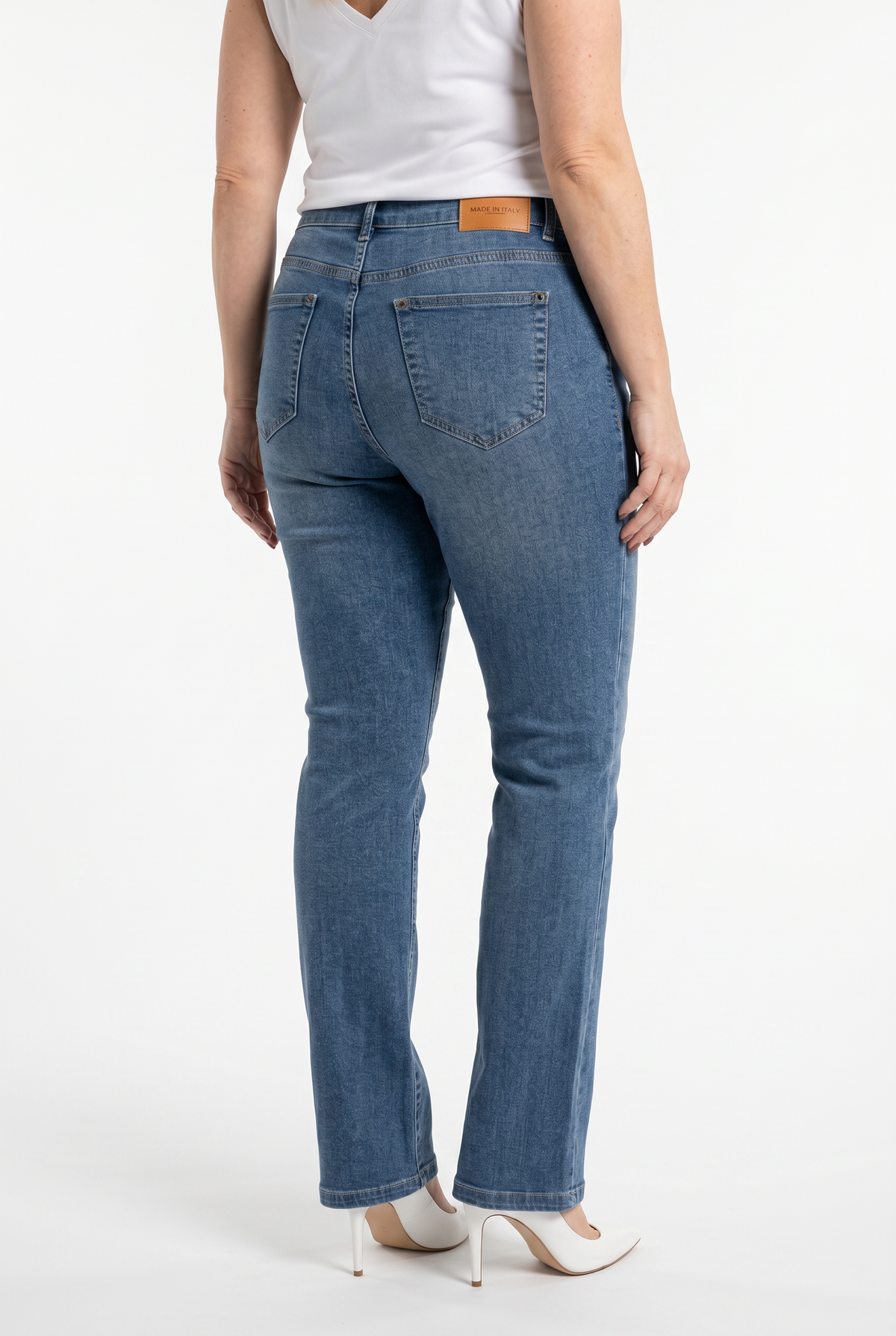 kulutuspestyt keskisiniset boot cut farkut naisen päällä.
