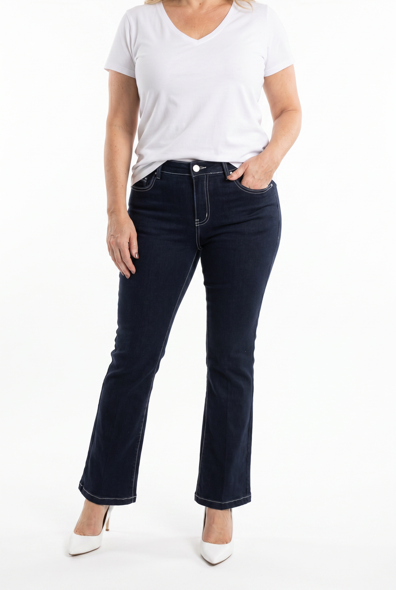 tummat bootcut farkut naisen päällä.