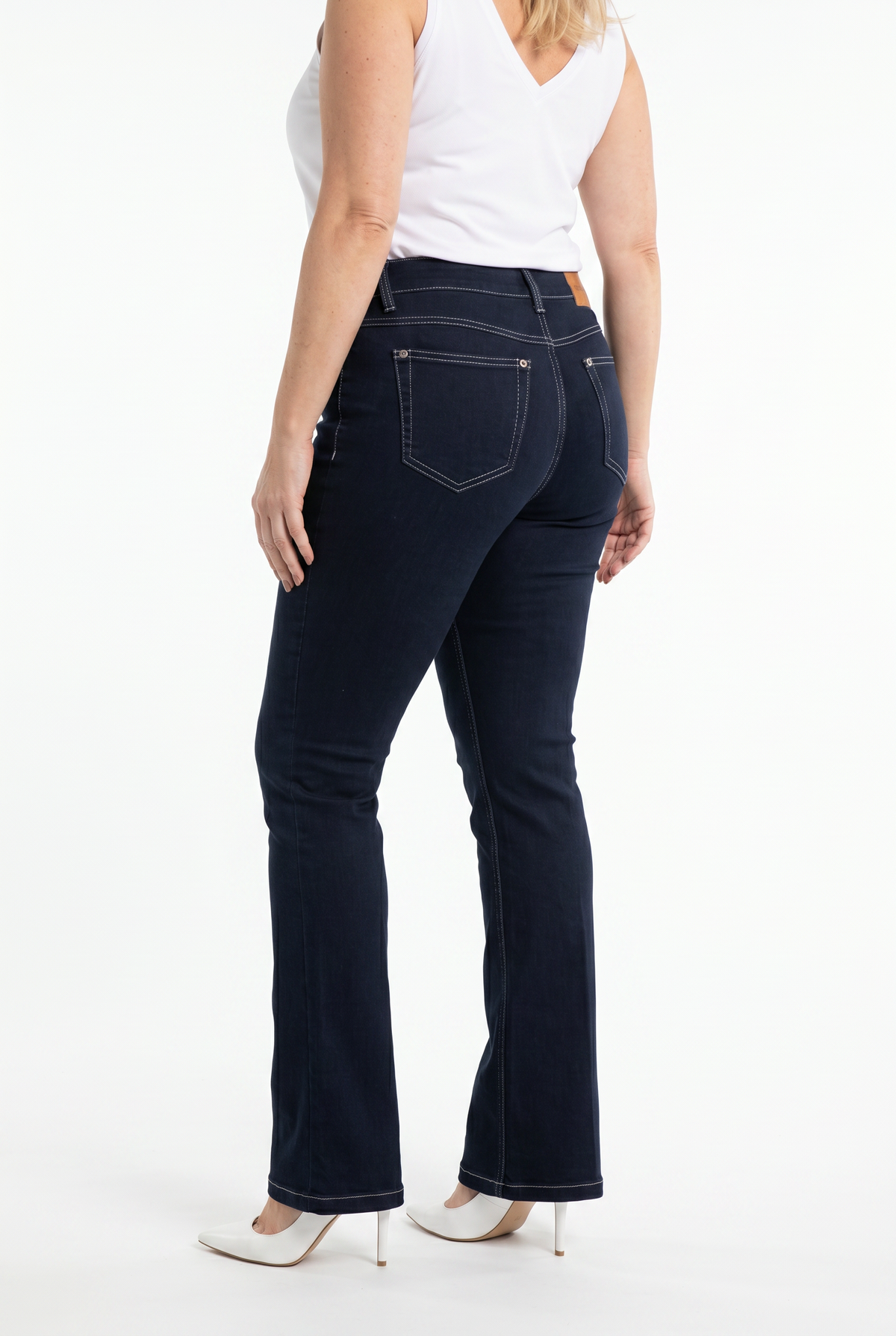 tummat bootcut farkut naisen päällä.