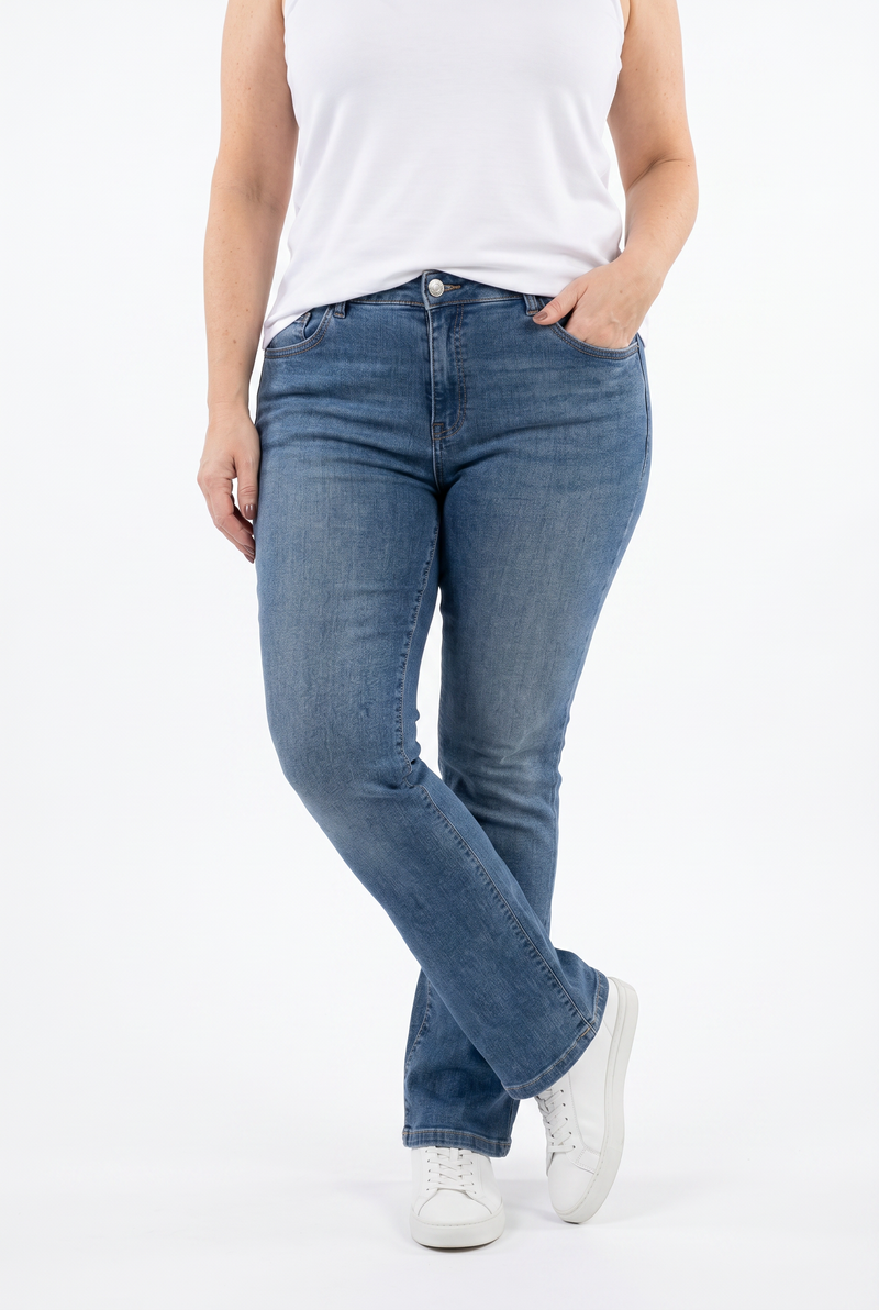 kulutuspestyt keskisiniset boot cut farkut naisen päällä.