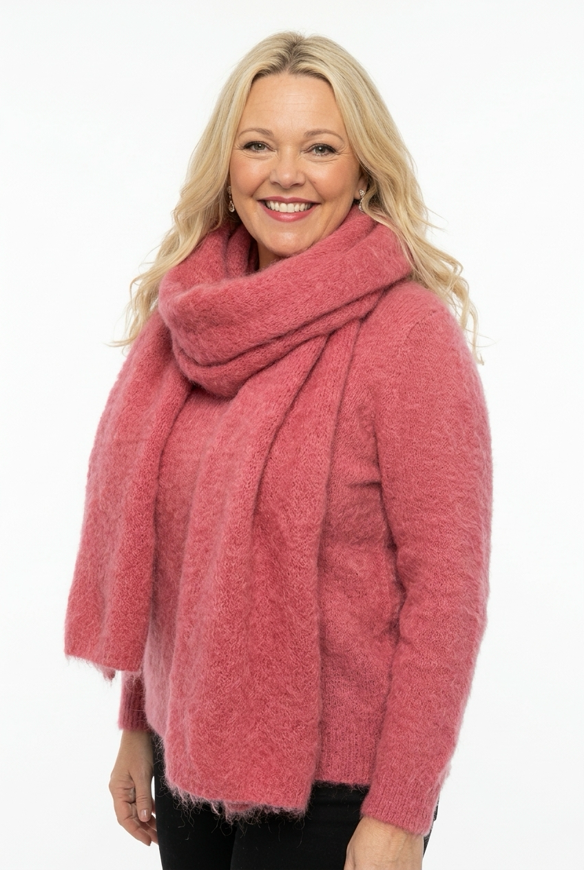 naisen kaulalla vadelman punainen, iso ja muhkea neulehuivi.