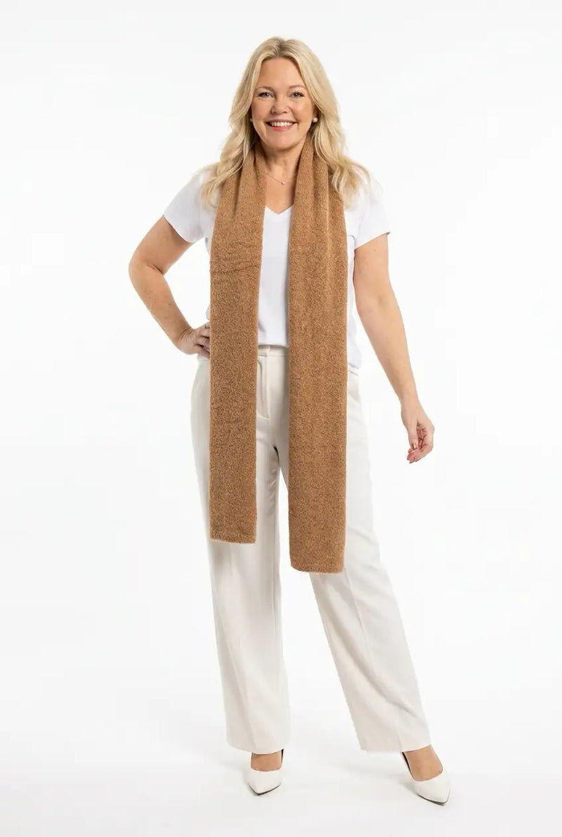 kamelinvärinen pitkä neulehuivi naisen kaulalla