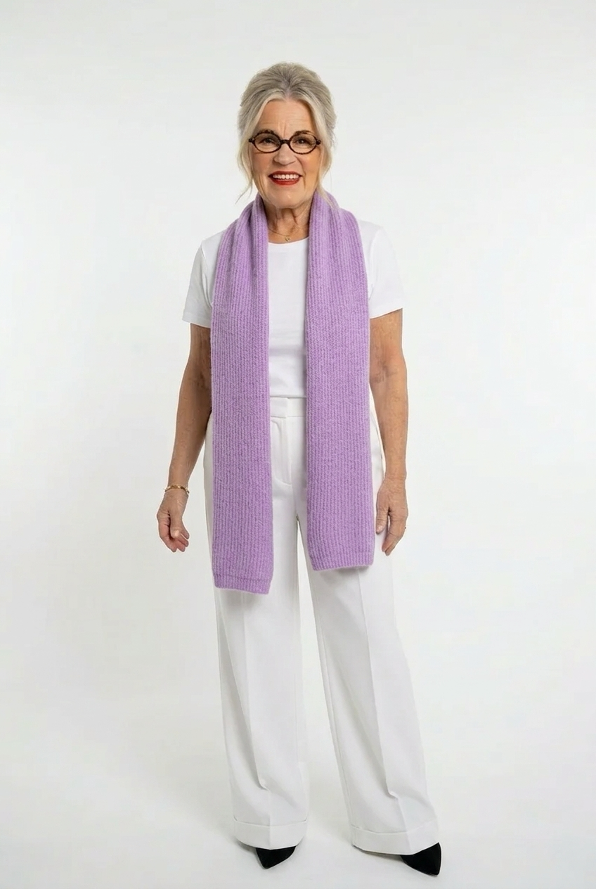 liila neulehuivi naisen kaulalla valkoisten vaatteiden kanssa.