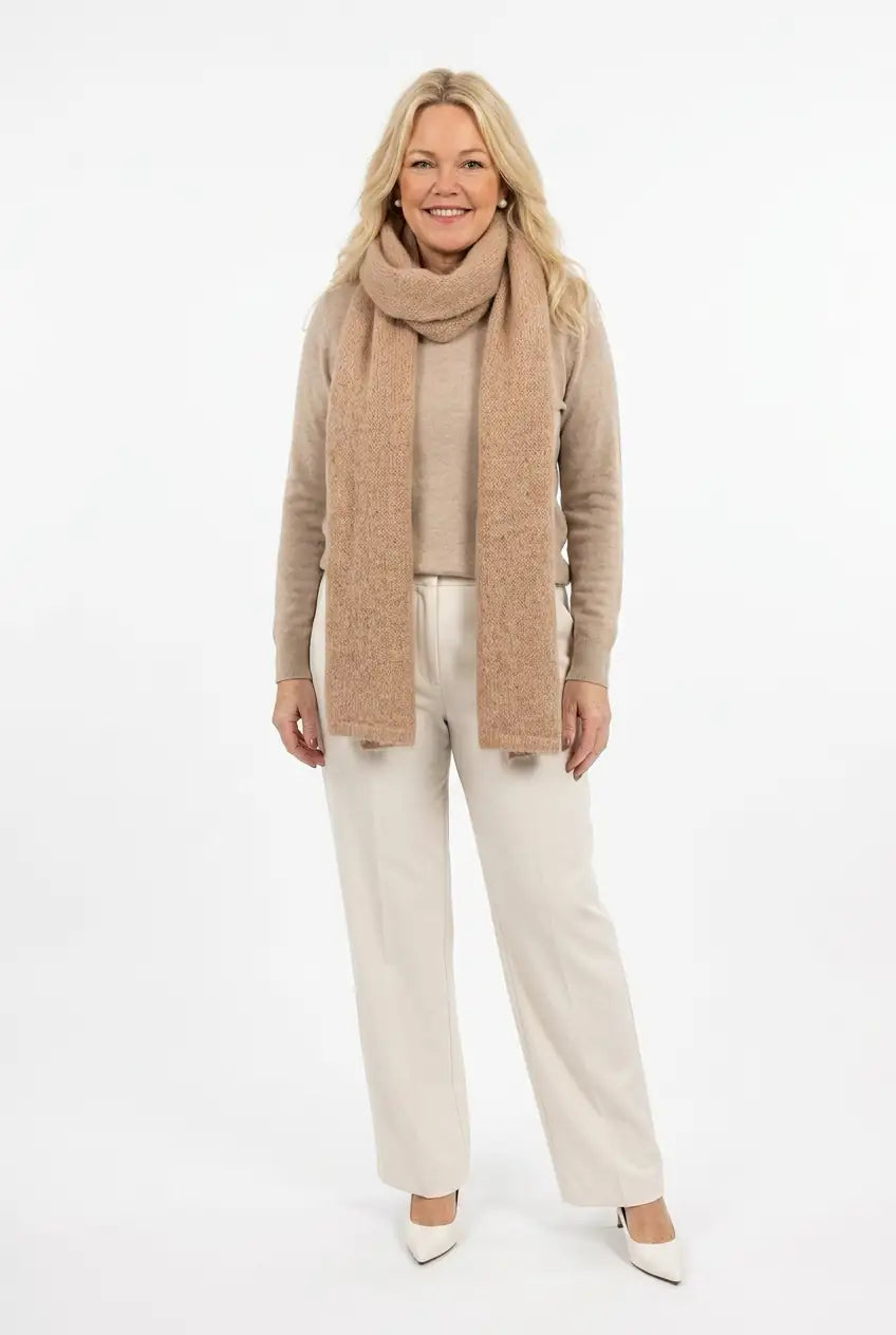 beige pitkä neulehuivi naisen kaulalla