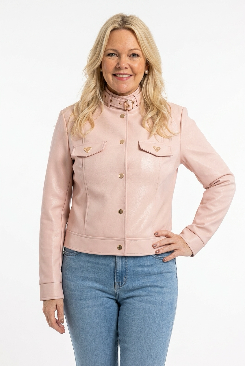 vaaleanpunainen lyhyt nahkajakku naisen päällä, jossa pystykaulus, napit sekä taskunläpät edessä. 