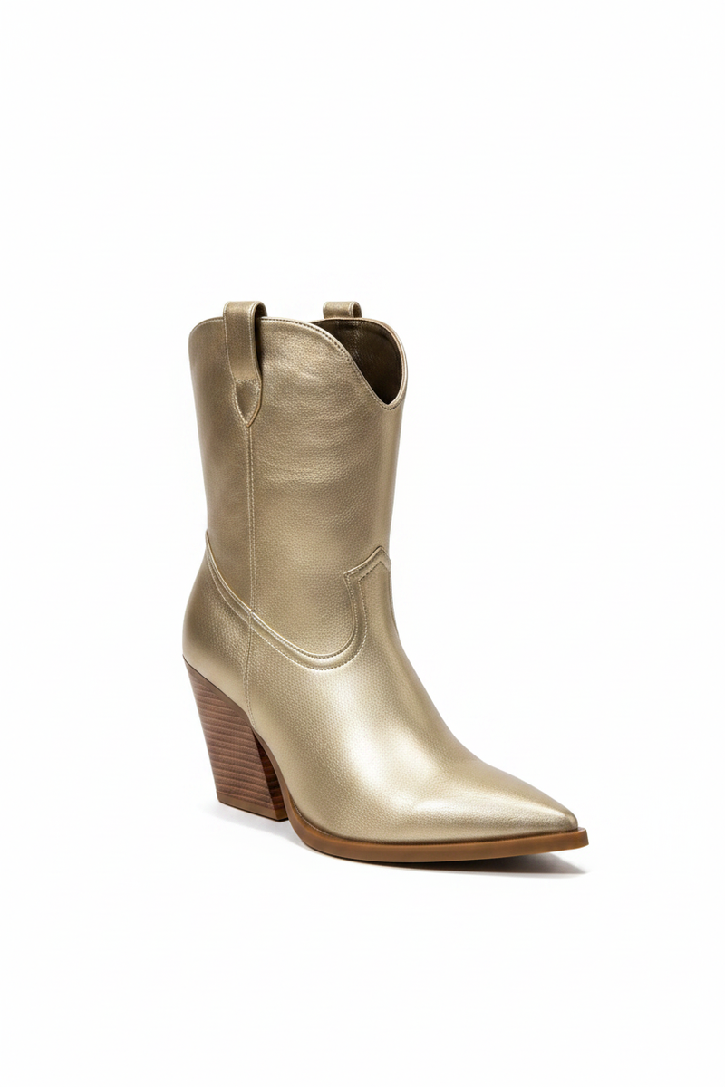 kullanväriset lyhytvartiset bootsit kapealla kärjellä ja korolla.