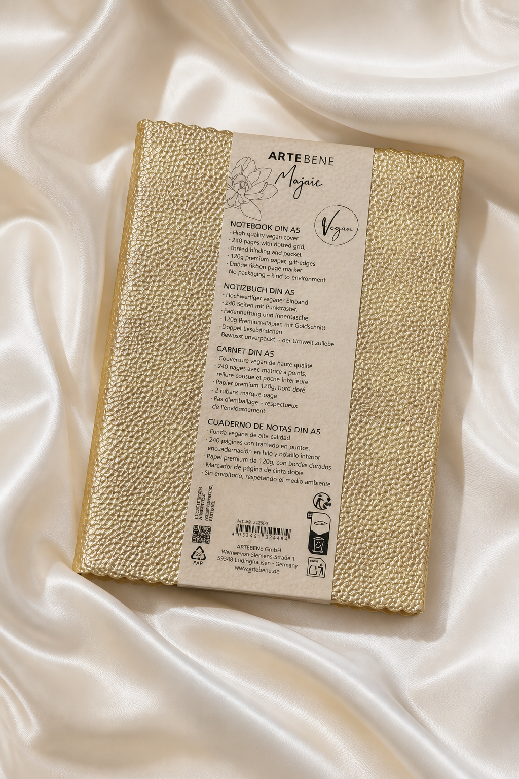 kullanvärinen muistikirja, jossa piparireunat ja musta golden book teksti.