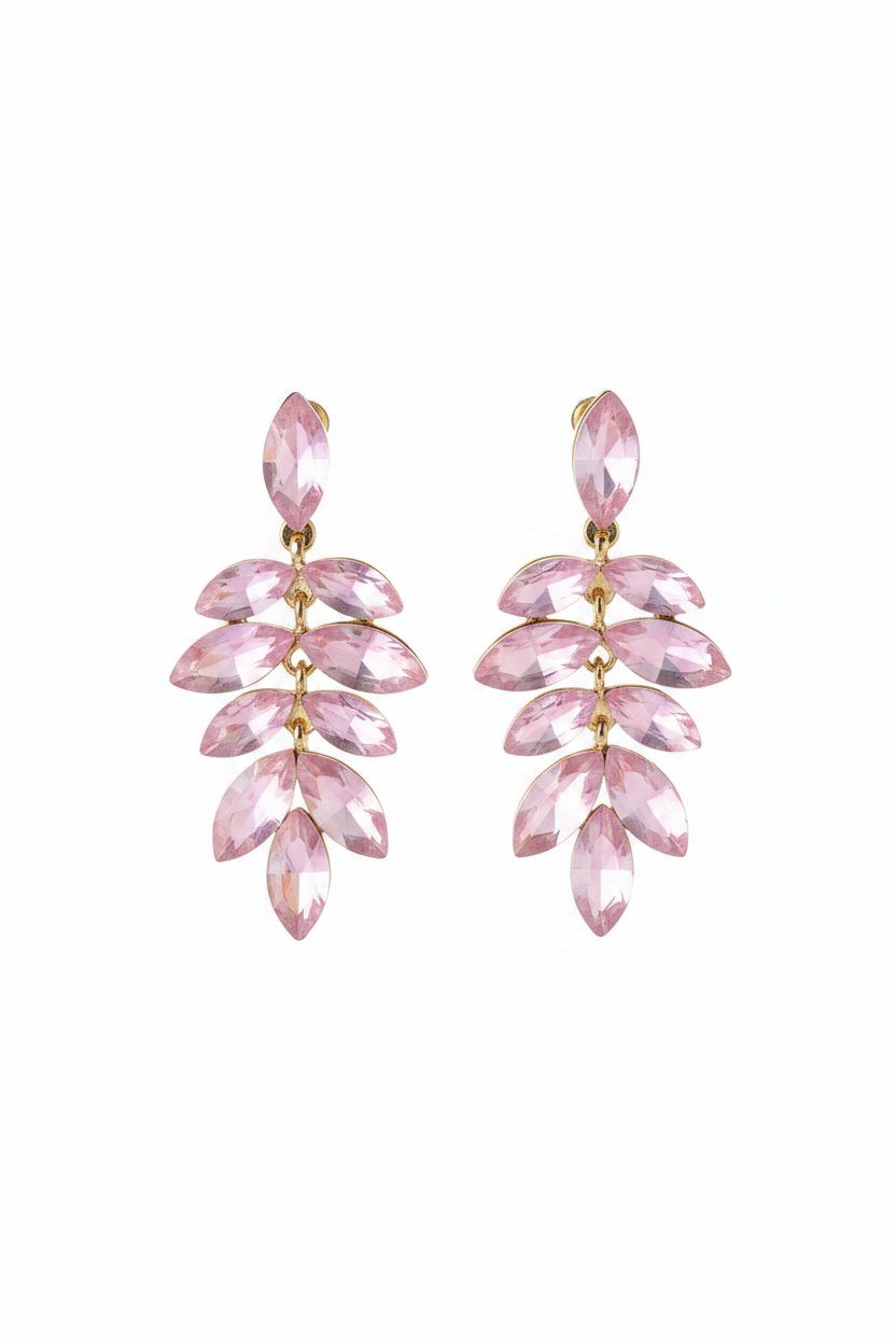 vaaleanpunaiset roikkuvat korvakorut, joissa läpikuultavaa lasia ja lehtimäinen muoto.