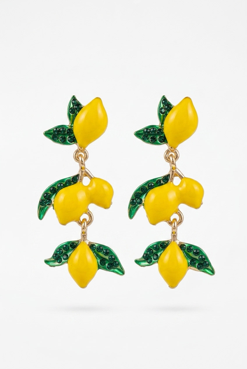 roikkuvat kolmeosaiset nappikorvakorut, joissa kuvioina keltaisia sitruunoita ja vihreitä strassikoristeltuja lehtiä.
