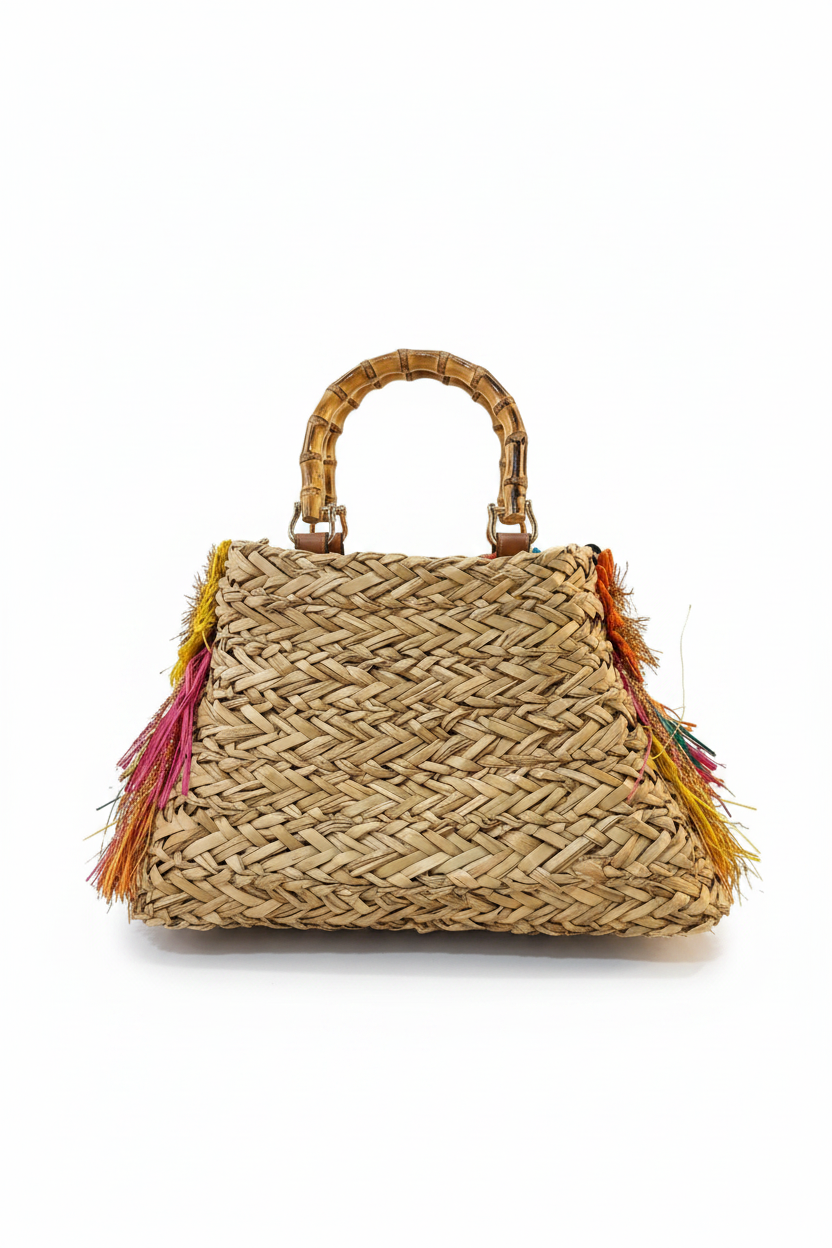 värikäs korilaukku, jossa paljon koristeita.