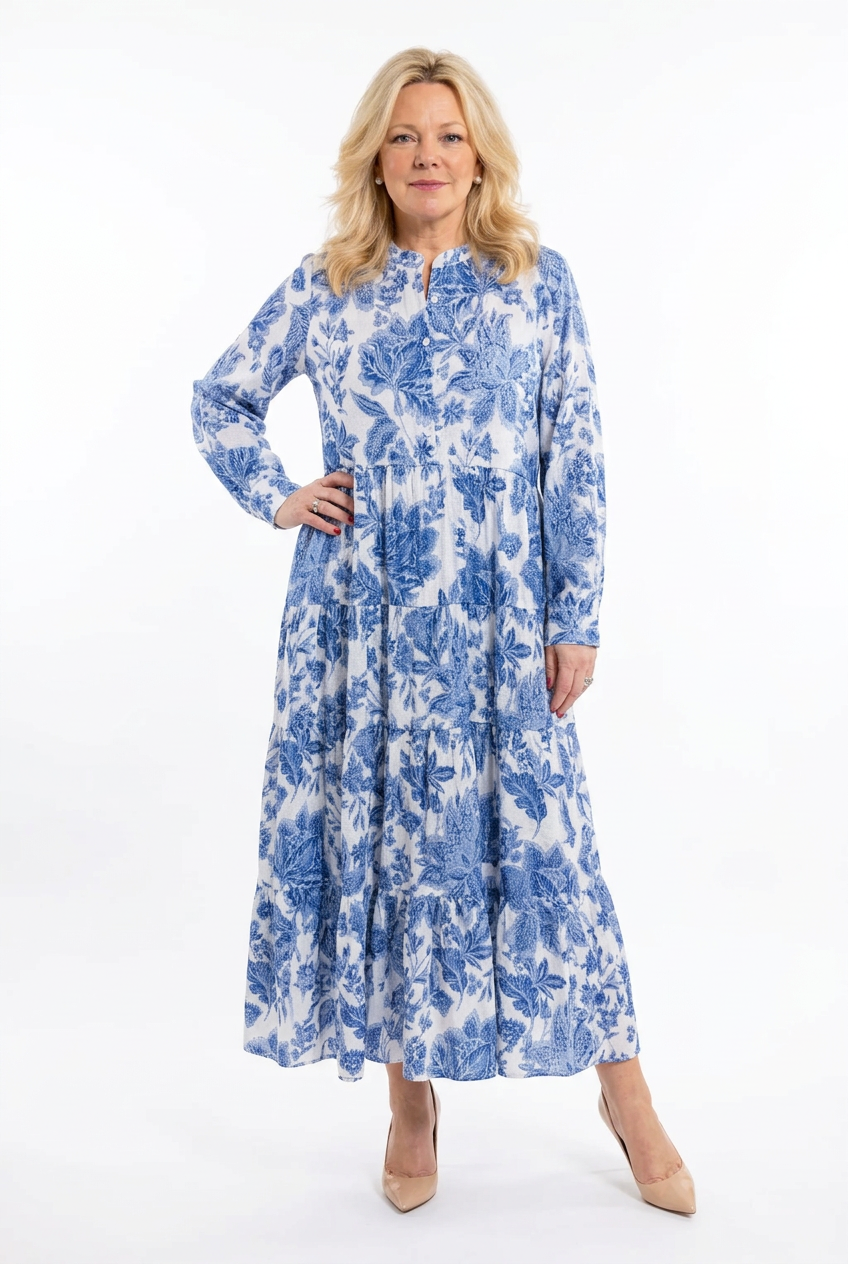 a-linjainen ja pitkähihainen maximekko valkoisella pohjalla sininen kuosi.