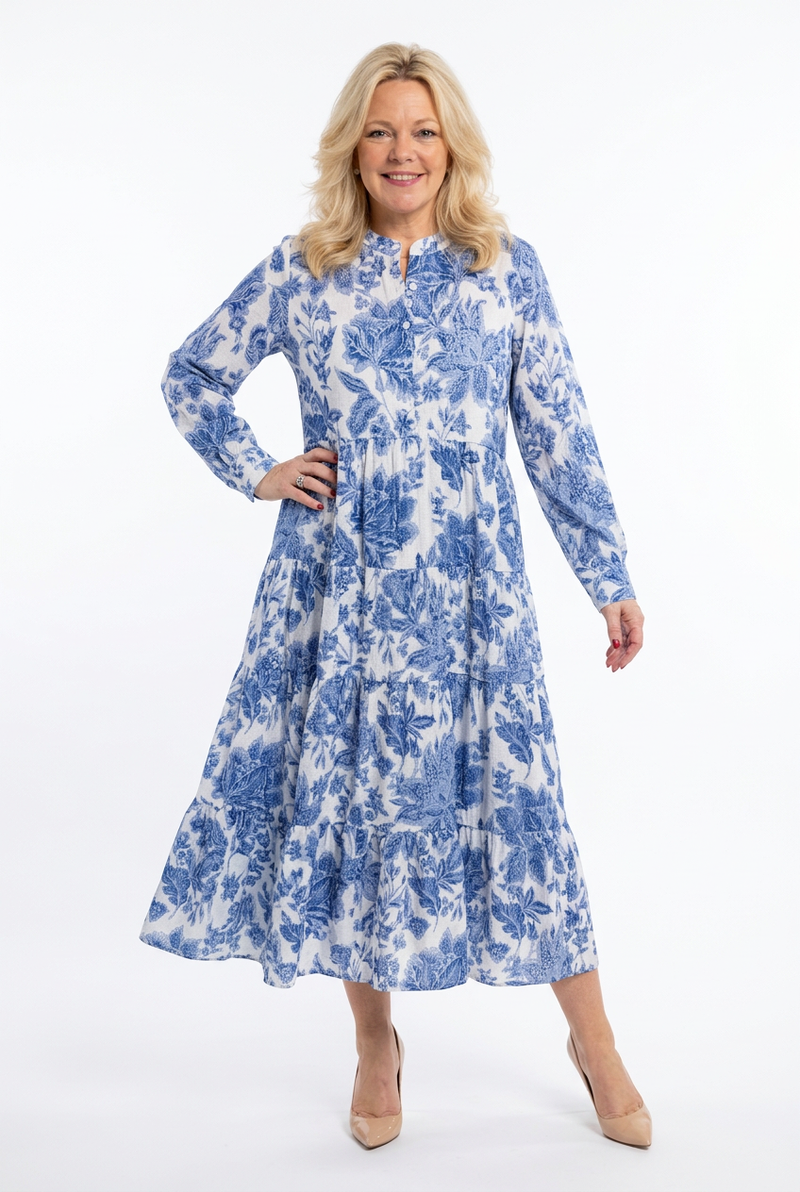 a-linjainen ja pitkähihainen maximekko valkoisella pohjalla sininen kuosi.