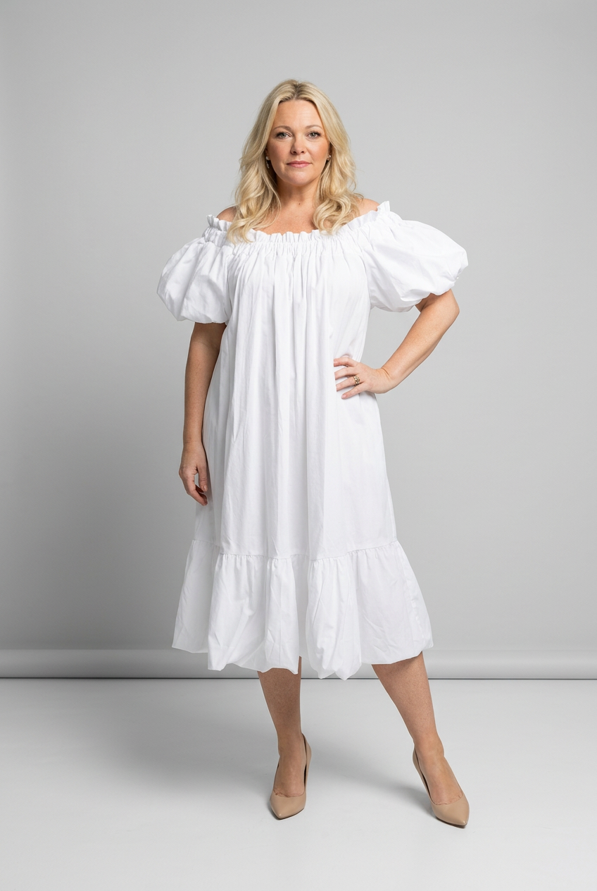 valkoinen  a-linjainen mekko naisen päällä, jossa lyhyt pussihiha sekä rypytystä pääntiellä.