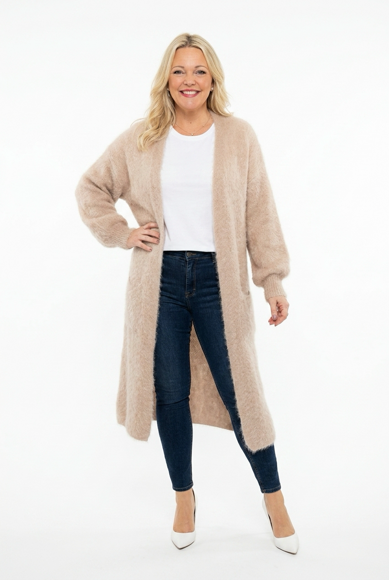 taupen värinen polven alle pituinen neuletakki, jossa taskut edessä ja ei kiinnitystä.