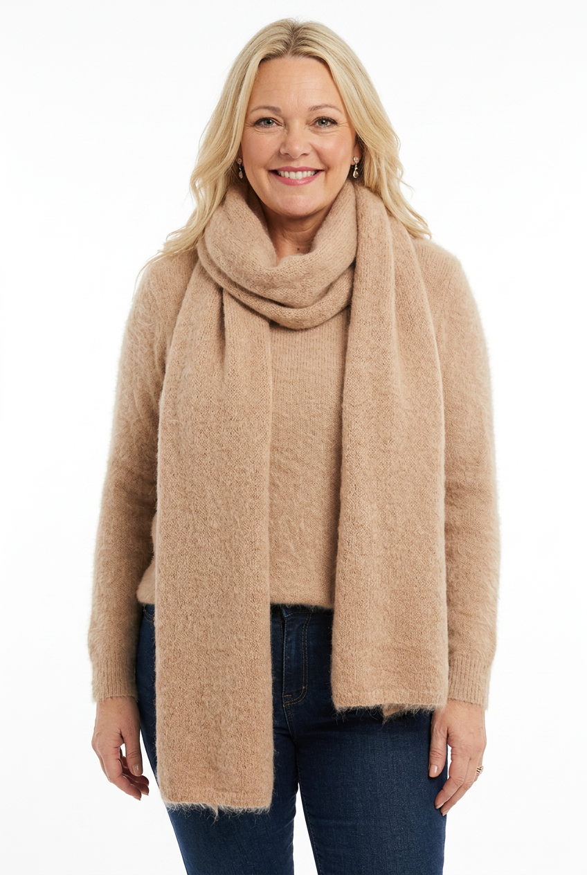 beige pitkä neulehuivi naisen kaulalla