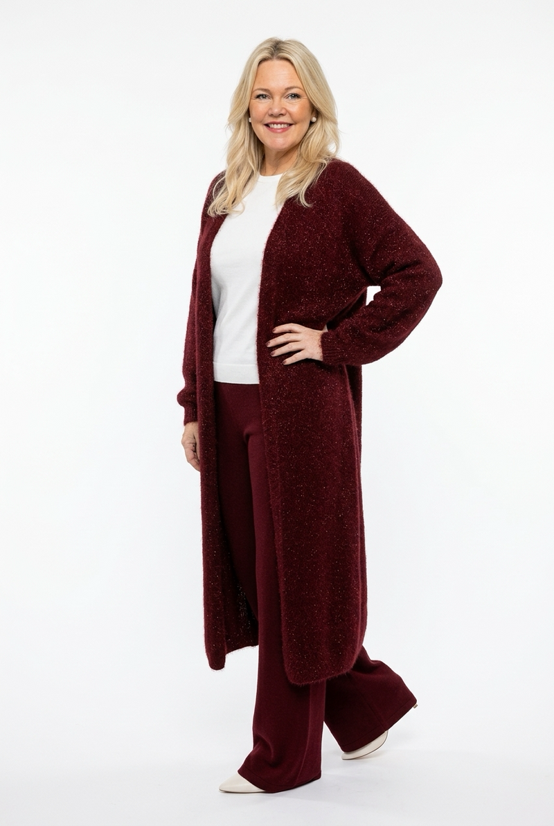 viininpunainen pitkä neuletakki, jossa ei kiinnitystä naisen päällä