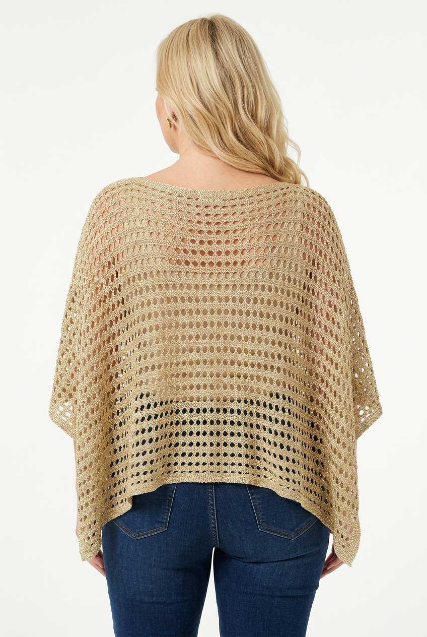 naisen päällä kullanbeige lyhyempi neuleponcho läpikuultavaa reikäneulosta.