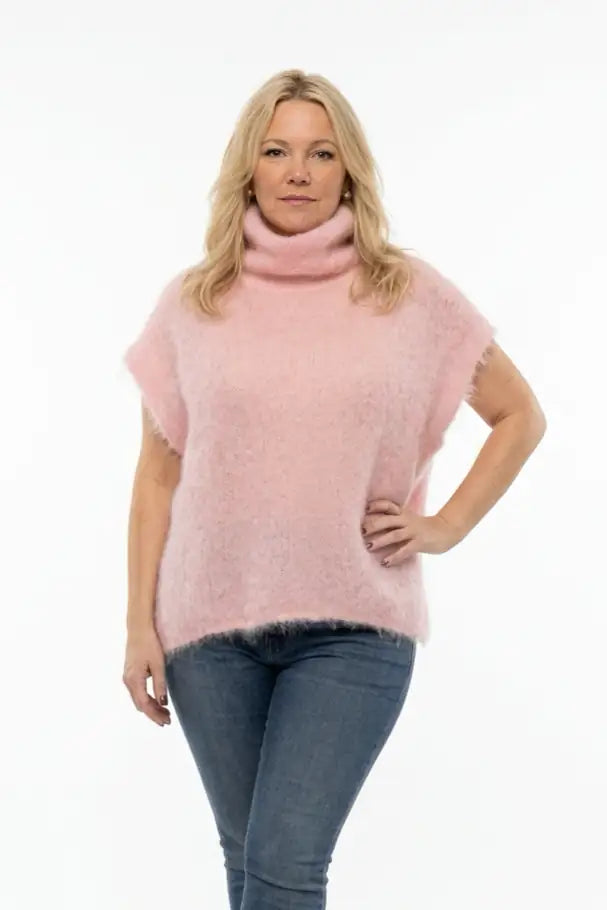 lyhythihainen vaaleanpunainen pooloneule naisen päällä