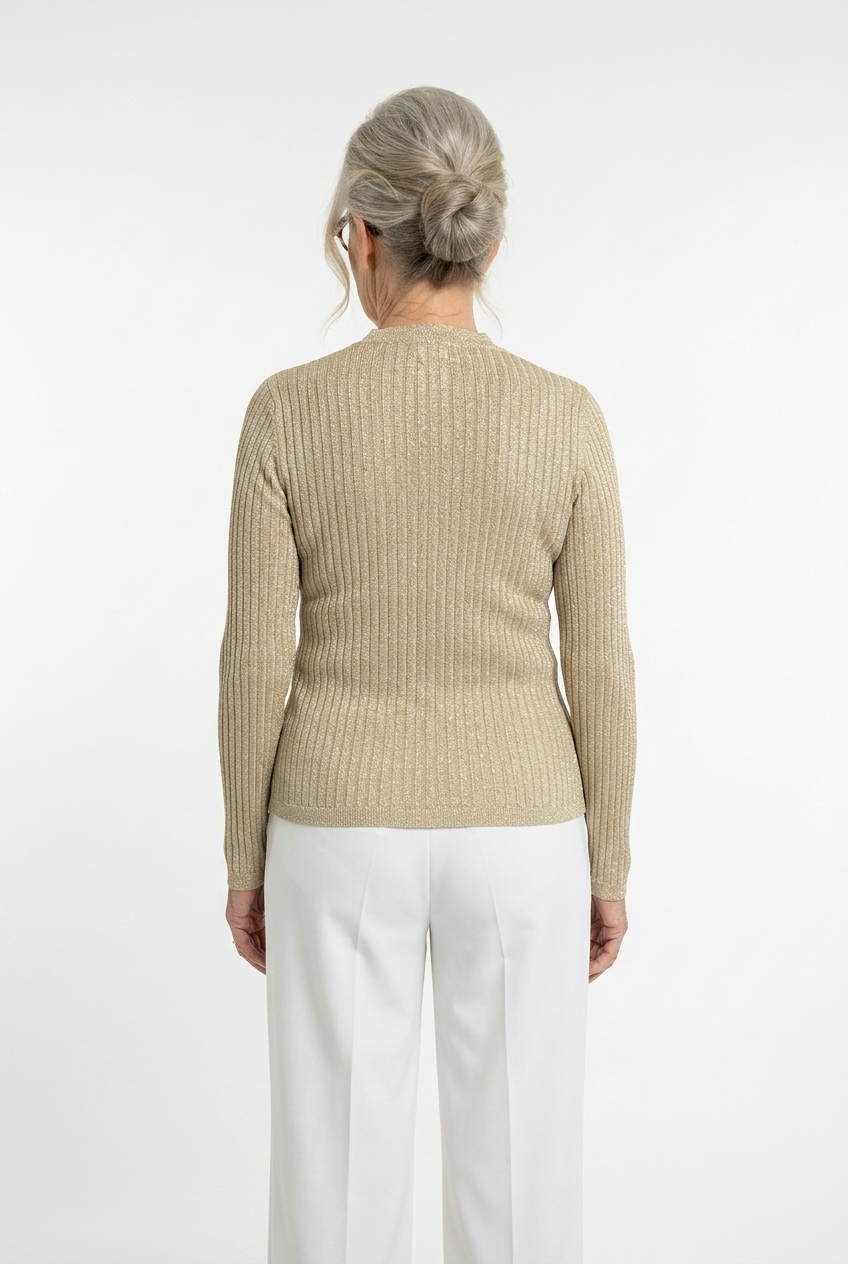 beige lyhyt kimaltava ribneuletakki naisen päällä takaa. 