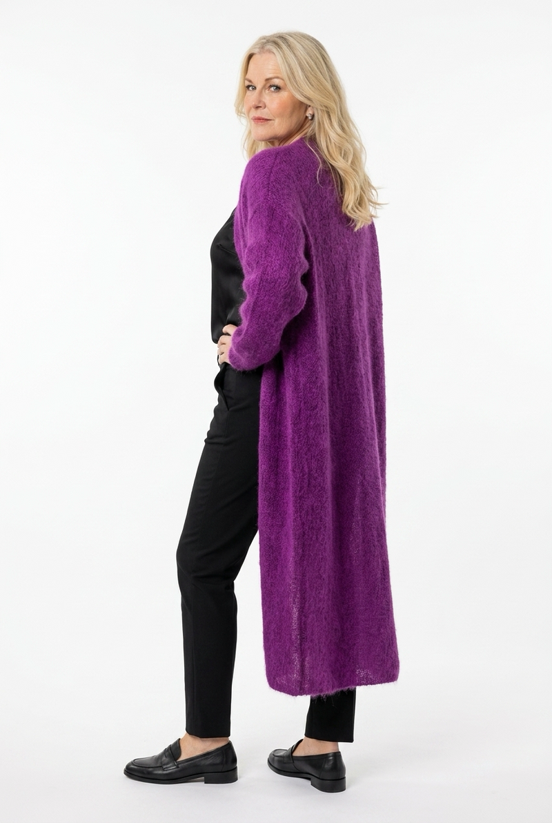 tumma violetti polven alle pituinen neuletakki, jossa taskut edessä ja ei kiinnitystä.