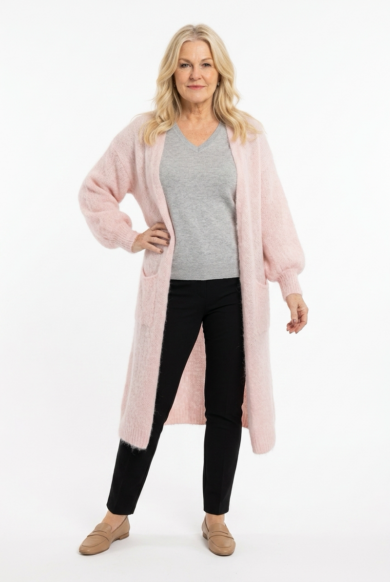 vaaleanpunainen polven alle pituinen neuletakki, jossa taskut edessä ja ei kiinnitystä.