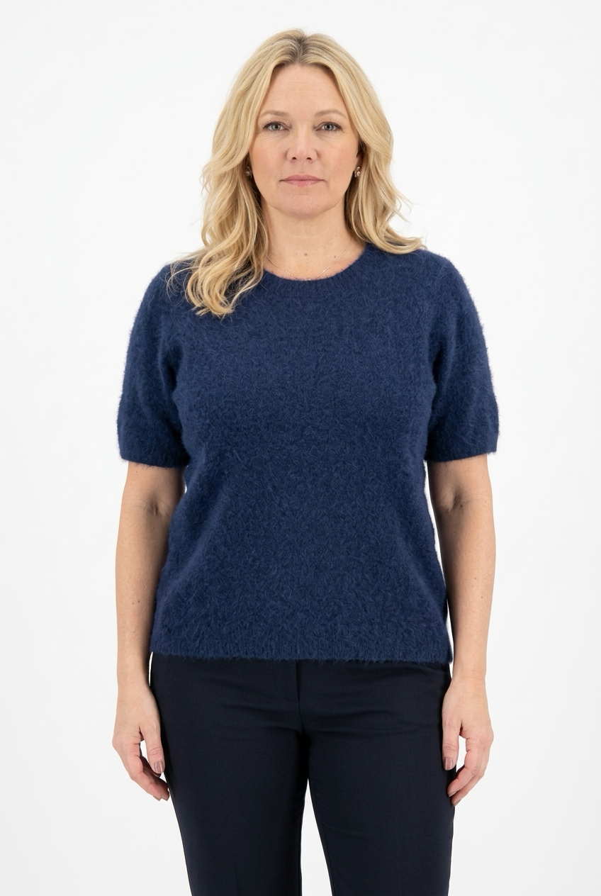 tummansininen, o-aukkoinen ja lyhythihainen neulepusero naisen päällä. Perusmalli.