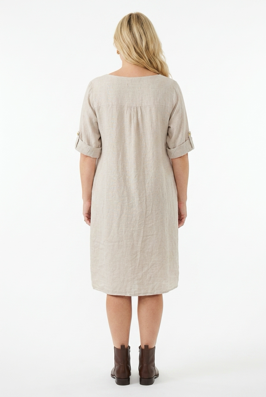 beige polvimittainen mekko naisen päällä takakuvana, jossa käännetty hiha ja kaarroke.
