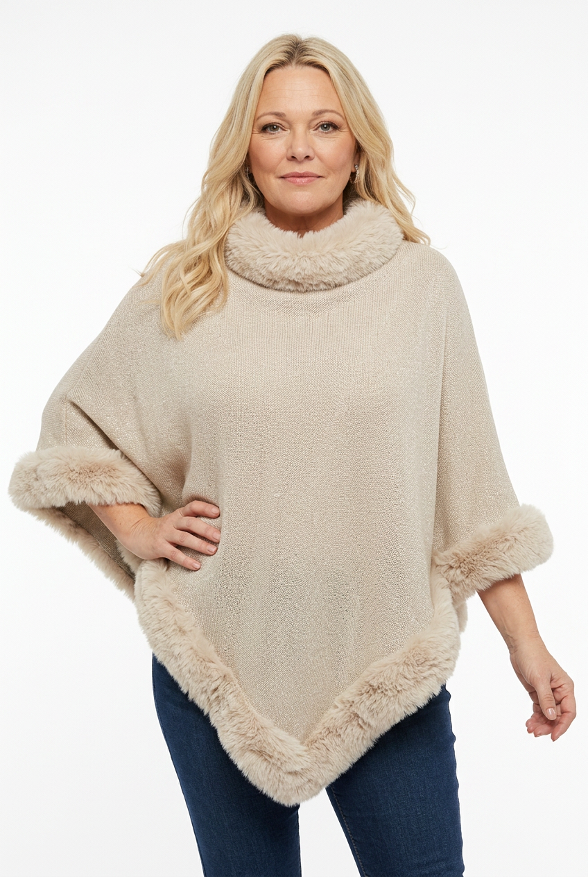  naisen päällä reilu beige poncho, jossa karvareuna ja karvapääntie.