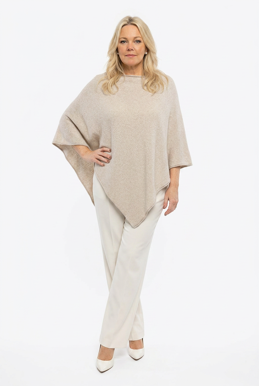 beige neuleponcho venepääntiellä naisen päällä.