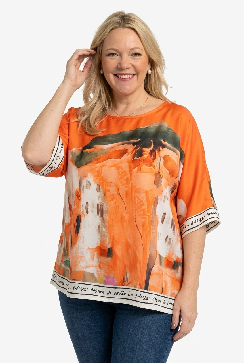 oranssi oversize pusero, jossa vajaamittainen hiha ja o-aukko. Puserossa reilu maisemakuosimja tekstikanttaus hihansuussa ja helmassa.
