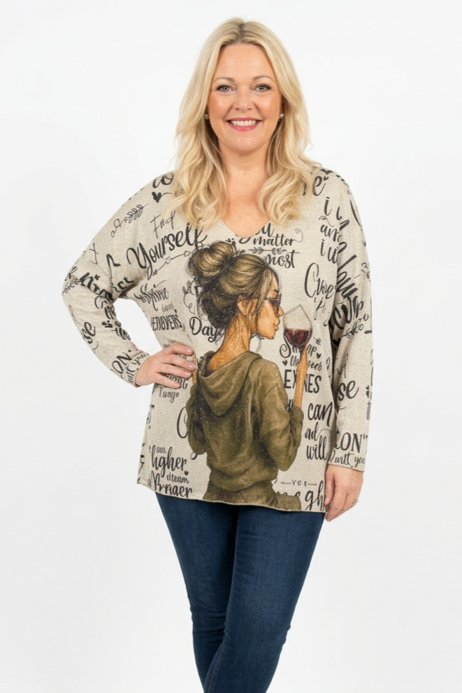 V-aukkoinen, vaalea ja pitkähihainen pusero naisen päällä, jossa tekstiä ja naisen kuva.