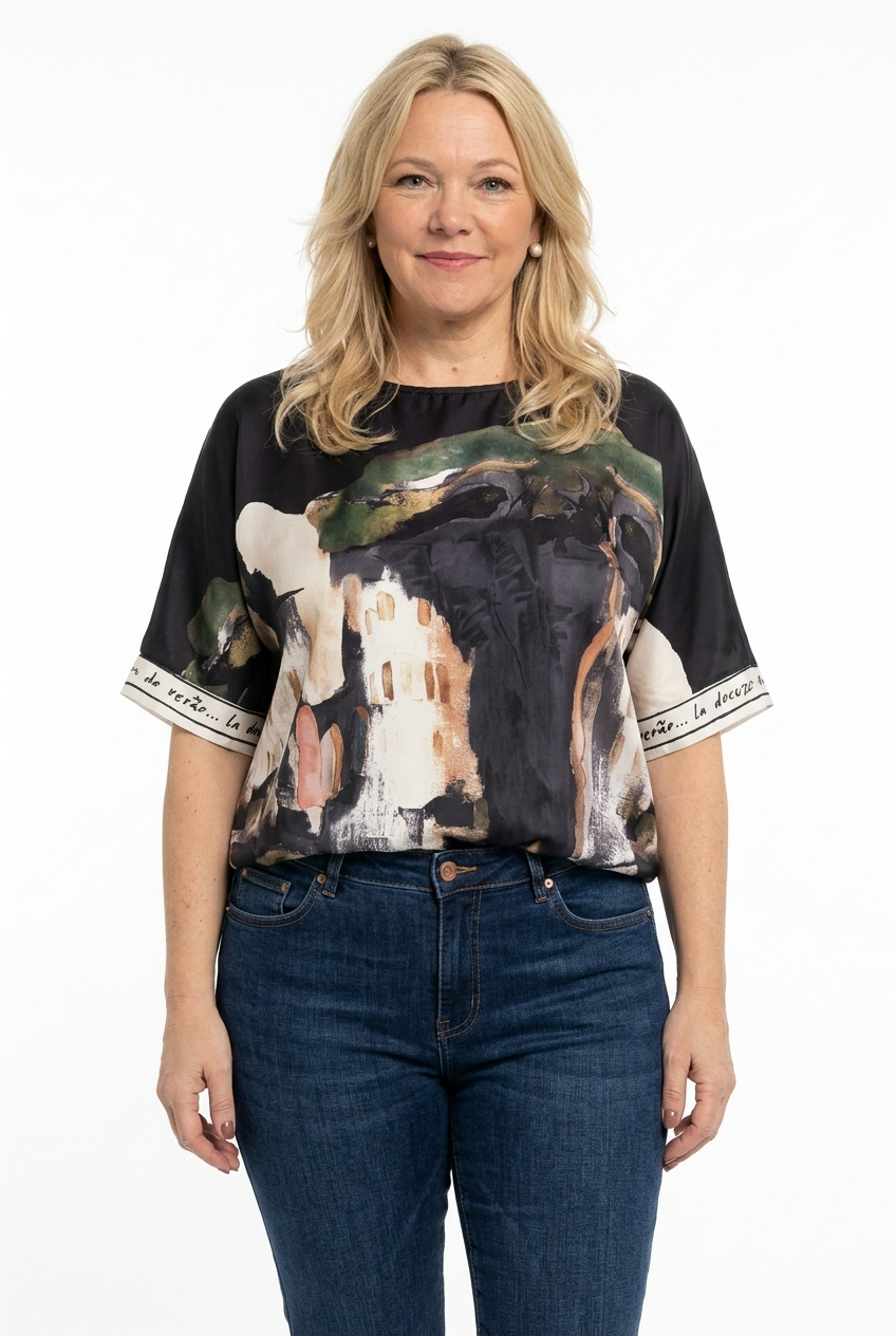 musta oversize pusero, jossa vajaamittainen hiha ja o-aukko. Puserossa reilu maisemakuosimja tekstikanttaus hihansuussa ja helmassa.