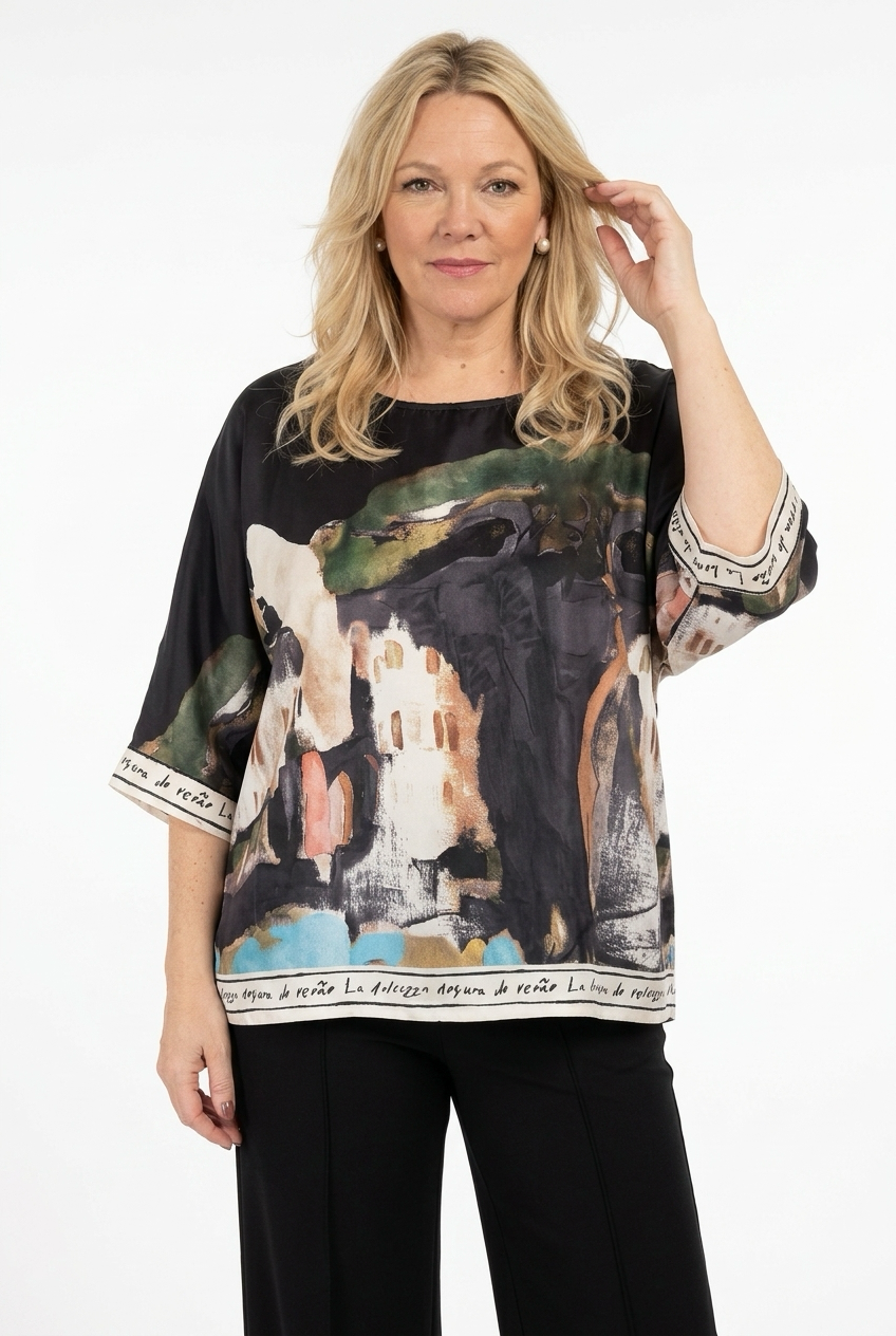 musta oversize pusero, jossa vajaamittainen hiha ja o-aukko. Puserossa reilu maisemakuosimja tekstikanttaus hihansuussa ja helmassa.