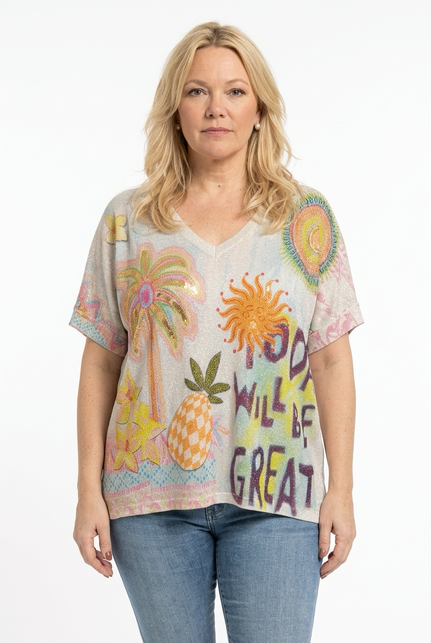 reilu ja väljä oversize pusero, jossa v-pääntie ja lyhyt hiha. Puserossa kesäinen kuosi, jossa ananas, aurinkoja, palmuja ja tekstiä.