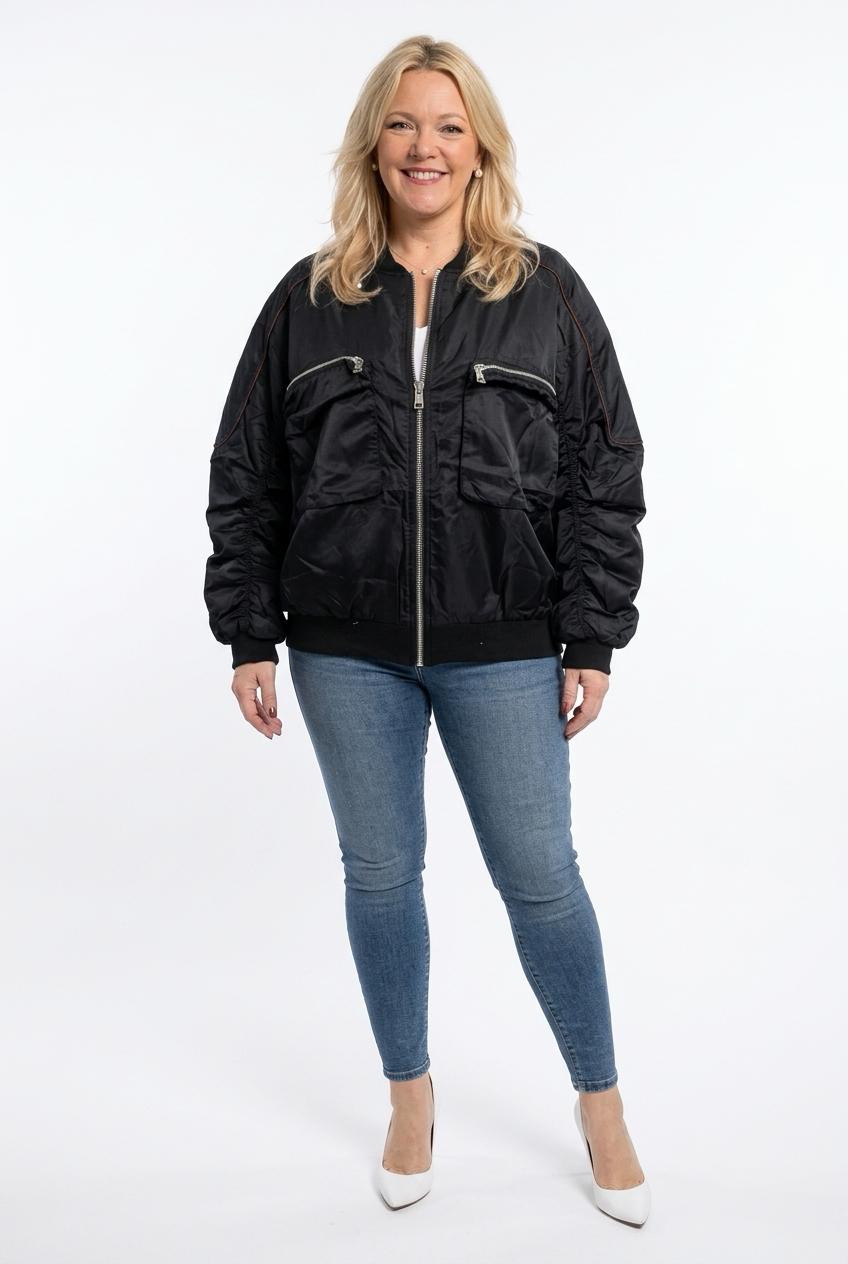 musta oversize kiiltävä bikertakki fakkujen kanssa naisen päällä