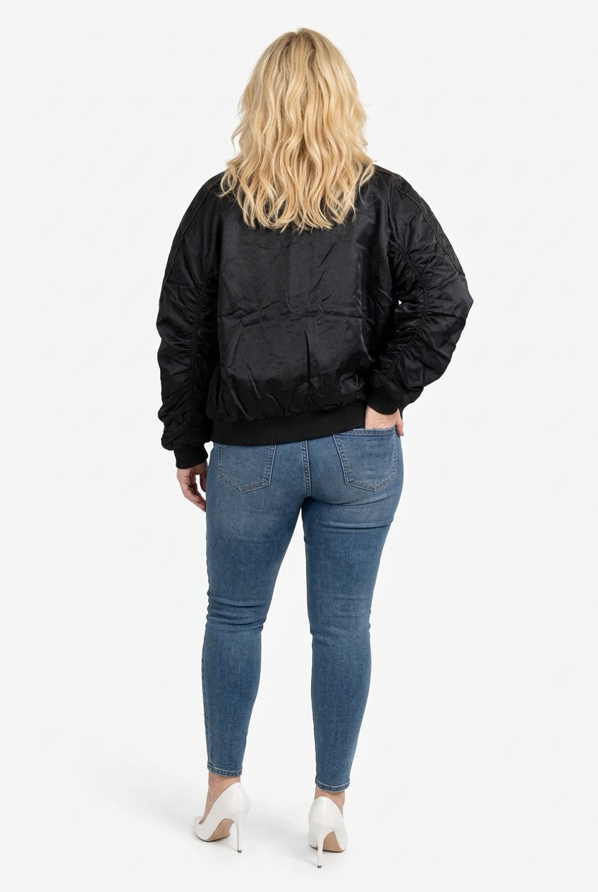 musta oversize kiiltävä bikertakki fakkujen kanssa naisen päällä