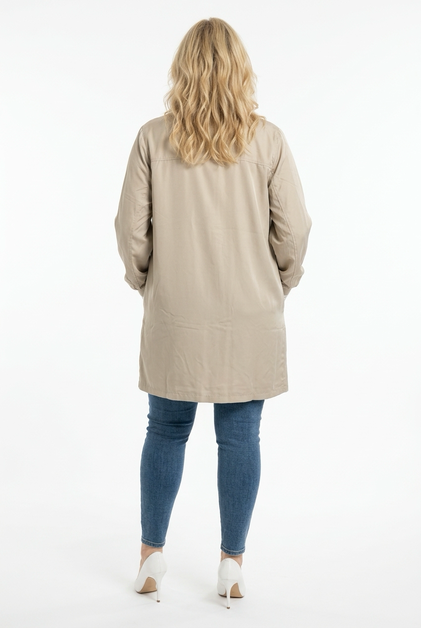 beige polvipituinen välikausitakki takaa 